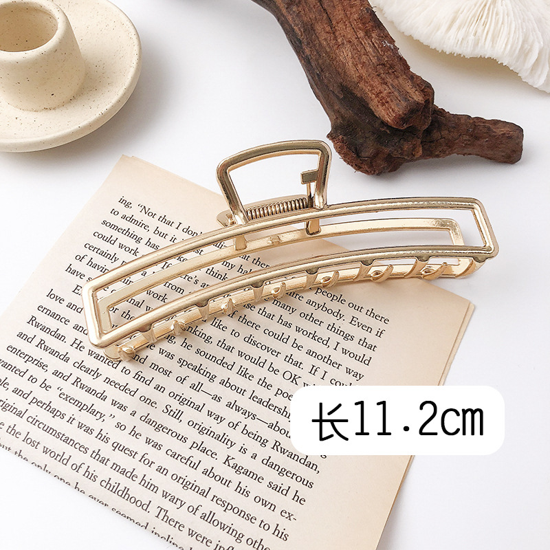 Wholesale of large-sized female Internet celebrity alloy pearl gripper, matte gold water diamond, metal hairpin at the back of the head, shark clip Application Scenario