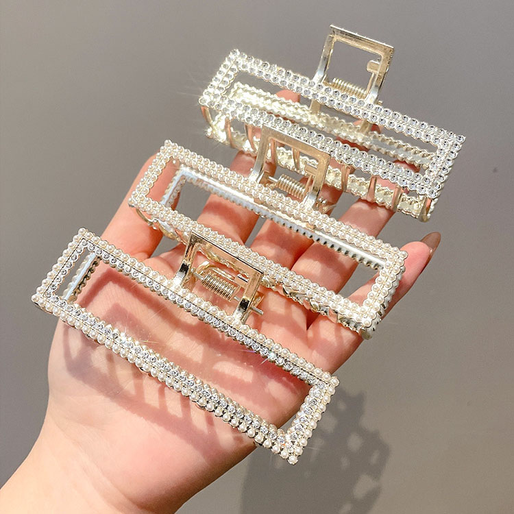 High-end jewelry in the boutique, including pearl and rhinestone clips, hairpins, shark clips, hair clips and headwear Application Scenario