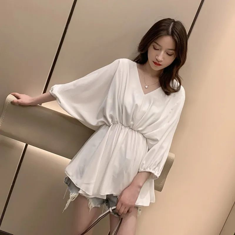 2022 Summer New Korean-style V-neck shirt, a thin printed shirt for women, a top for short people with a cinched waist and a potbelly to look slimmer Specification image