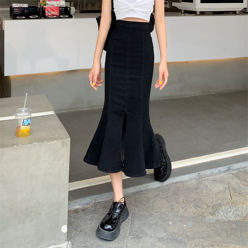 The 2022 new design of the denim skirt for women's Spring and autumn: a mid-length, high-waisted, slimming, slit, hip-hugging fishtail skirt Specification image