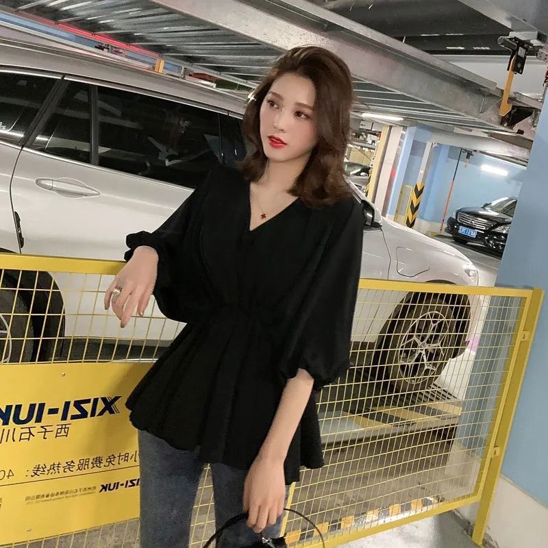 2022 Summer New Korean-style V-neck shirt, a thin printed shirt for women, a top for short people with a cinched waist and a potbelly to look slimmer Application Scenario