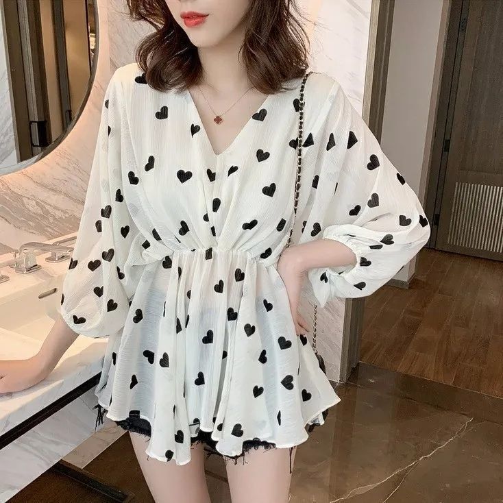 2022 Summer New Korean-style V-neck shirt, a thin printed shirt for women, a top for short people with a cinched waist and a potbelly to look slimmer