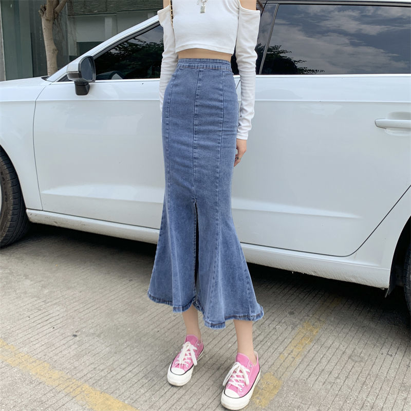 The 2022 new design of the denim skirt for women's Spring and autumn: a mid-length, high-waisted, slimming, slit, hip-hugging fishtail skirt