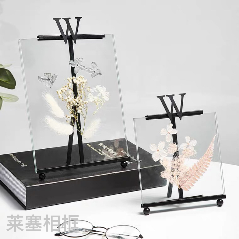 W high-end, elegant and sophisticated ironwork decorative items with creative design style, modern and simple metal photo frame for living room and bedroom Application Scenario