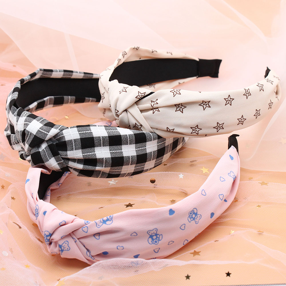 The new fabric hairband is a summer hit for women, featuring a high-end headband and headwear for going out