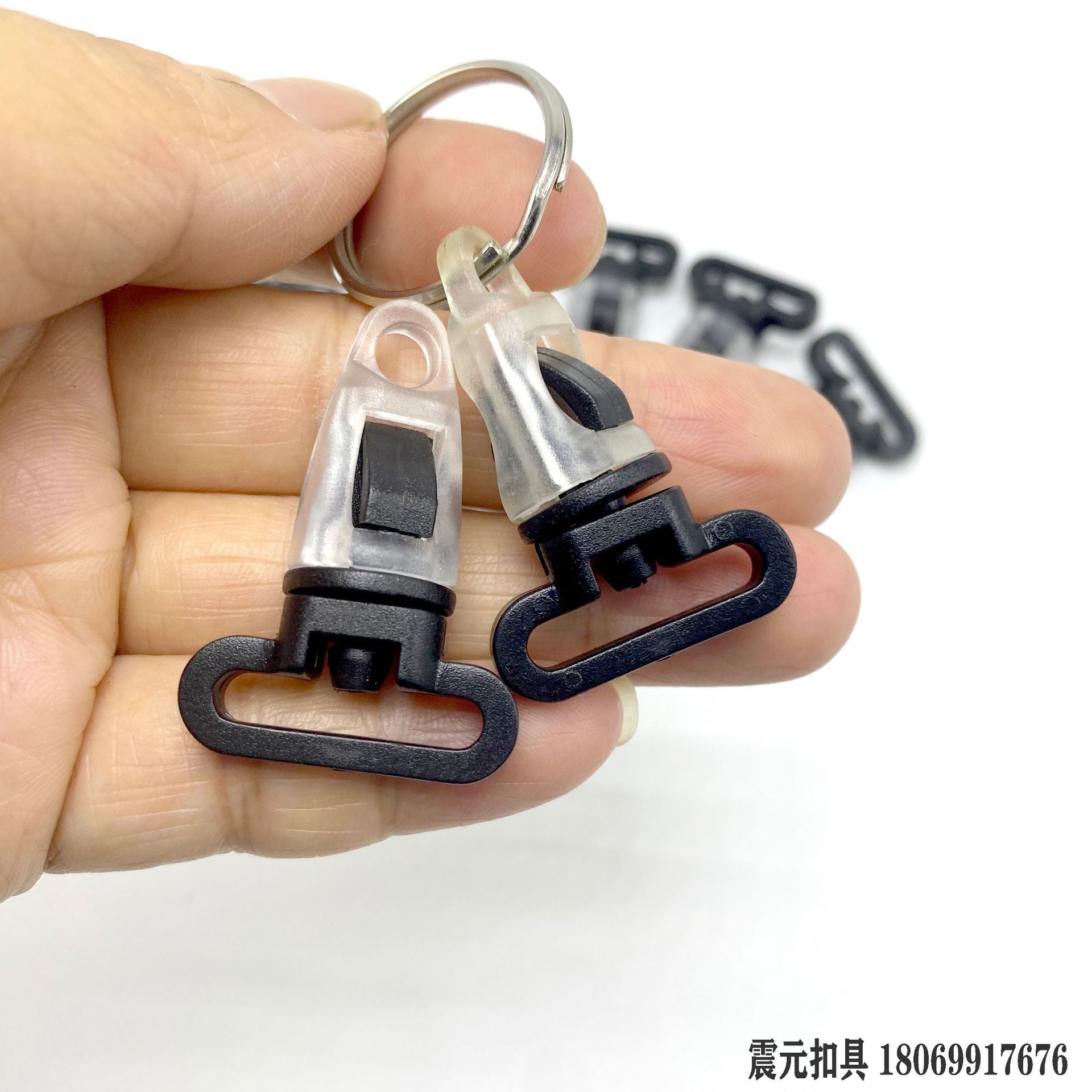 We have a wide range of plastic padlocks for bags, rope ends, hooks, movable hooks, handbag hooks, key chain hooks and other accessories in stock details Picture