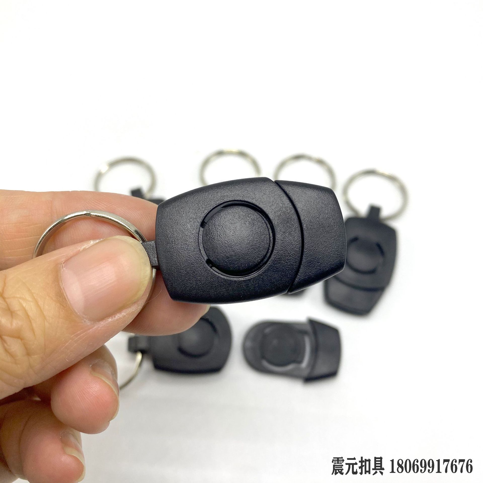 We have a wide range of plastic padlocks for bags, rope ends, hooks, movable hooks, handbag hooks, key chain hooks and other accessories in stock details Picture