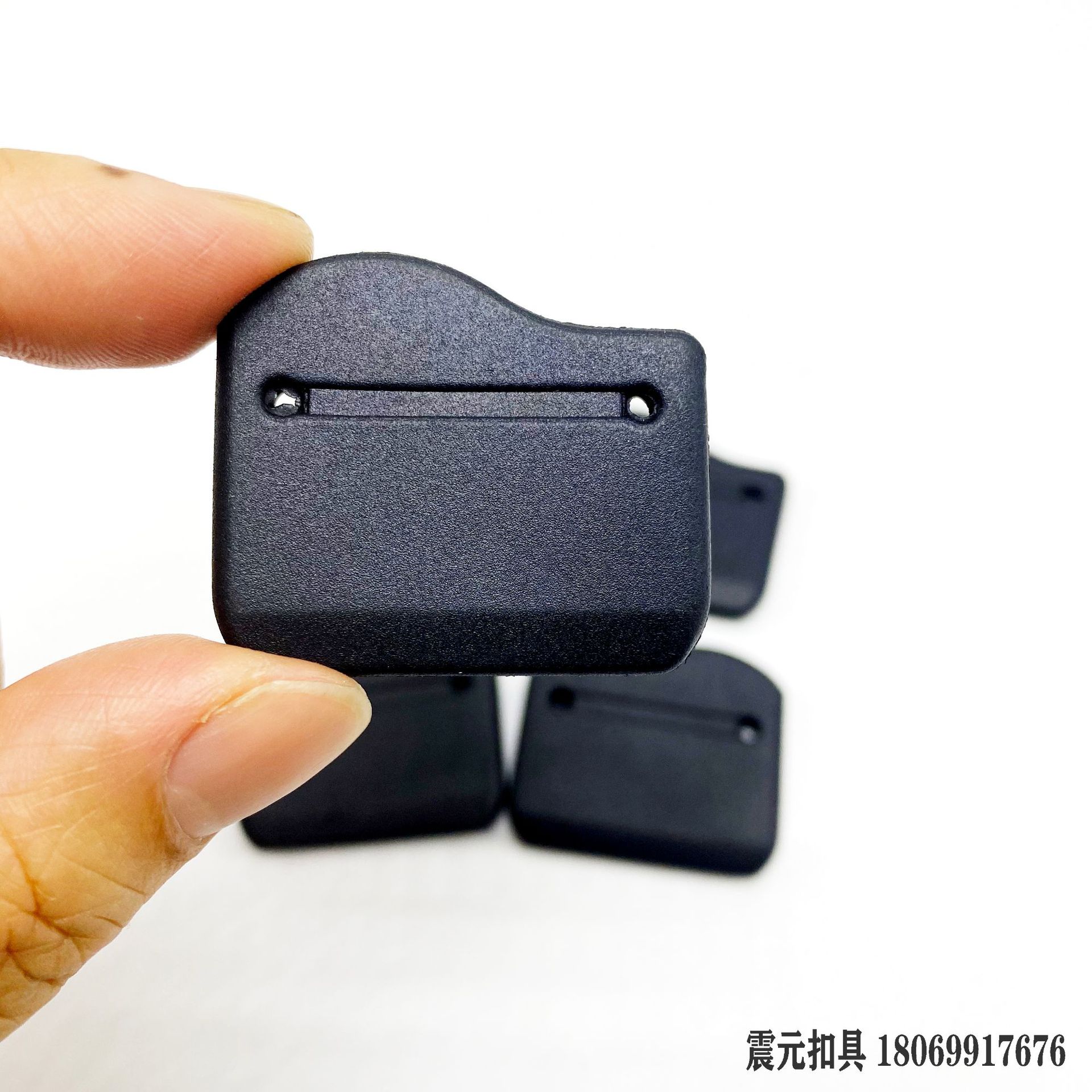 We offer a variety of styles of PVC leather covers for bags, belts, end clips, edge clips, and soft leather covers. Available in stock and available for immediate delivery Application Scenario