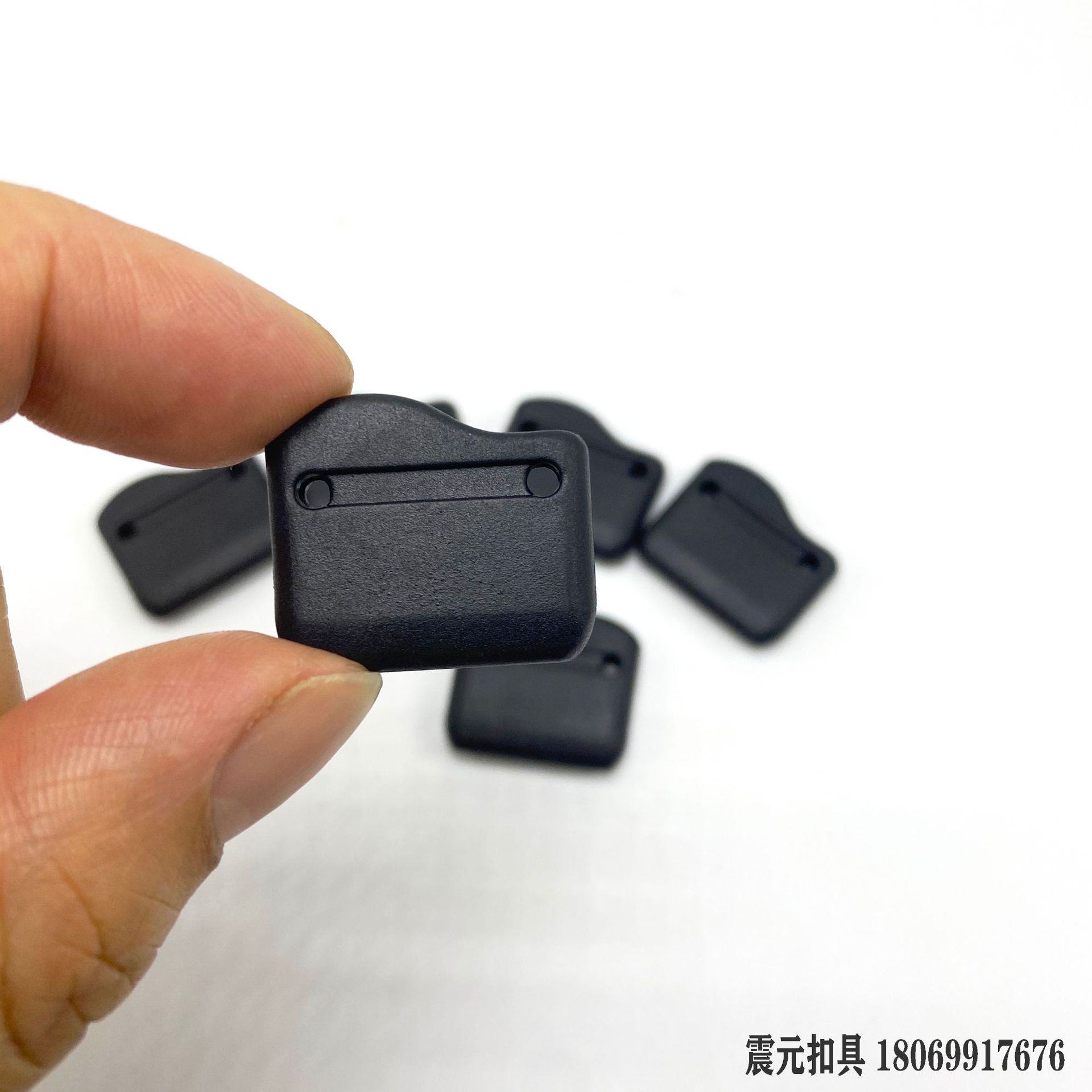 We offer a variety of styles of PVC leather covers for bags, belts, end clips, edge clips, and soft leather covers. Available in stock and available for immediate delivery details Picture