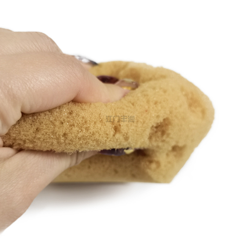 Heart-shaped porous honeycomb-like natural bath sponge is soft, clean, and can be hung. Customized by the manufacturer for bathing and scrubbing the back Application Scenario
