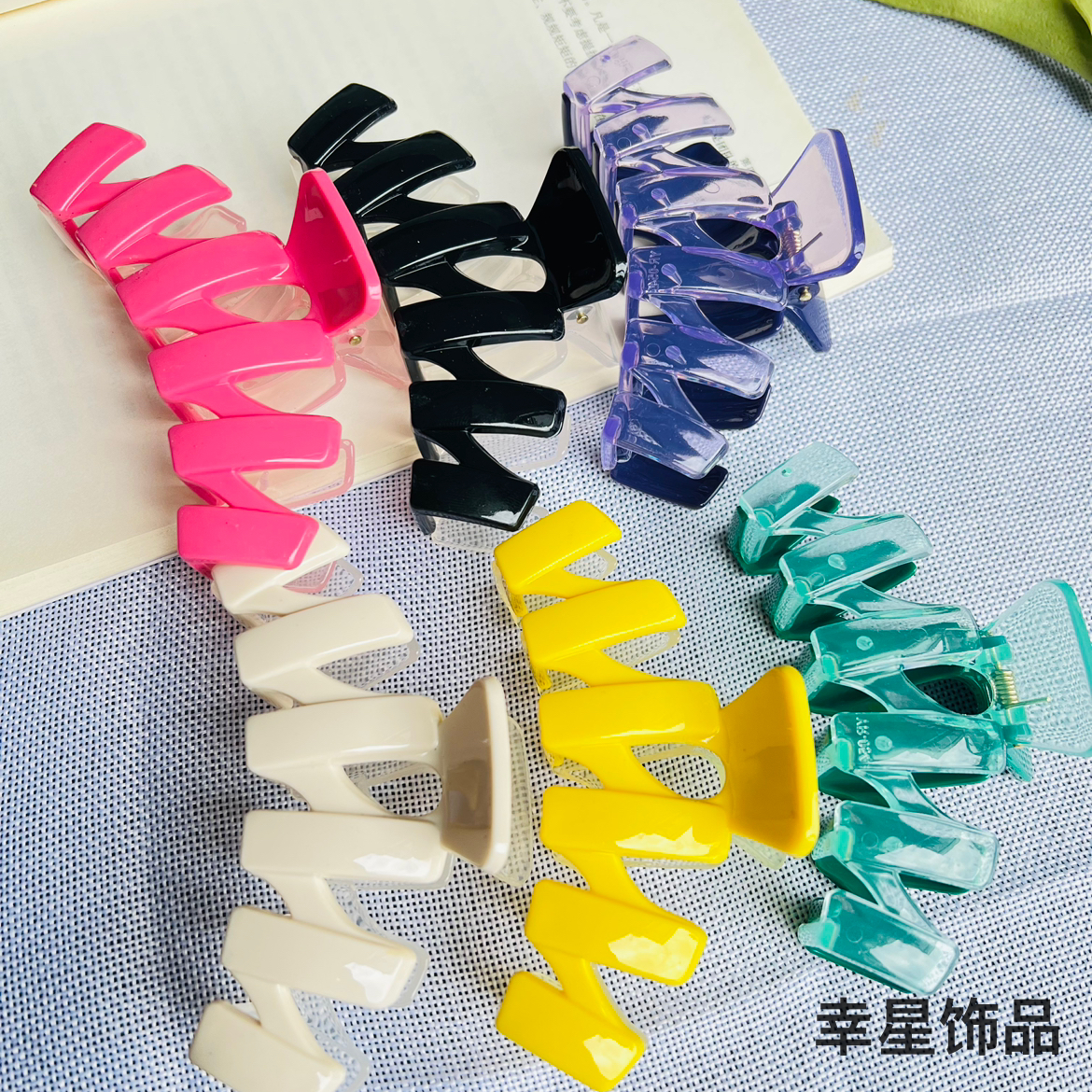 Yong Ai Jiu Ai two-color large shark clip, back head bun hair clip, bath grab clip, popular simple wavy hair accessory Specification image
