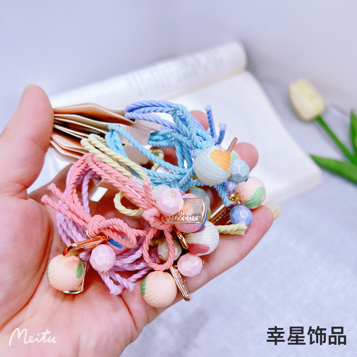 YAJA's sweet headband is a cute and simple Korean version of a girl's hair. It features a ball tied in a ponytail and a colorful hair band for children Application Scenario