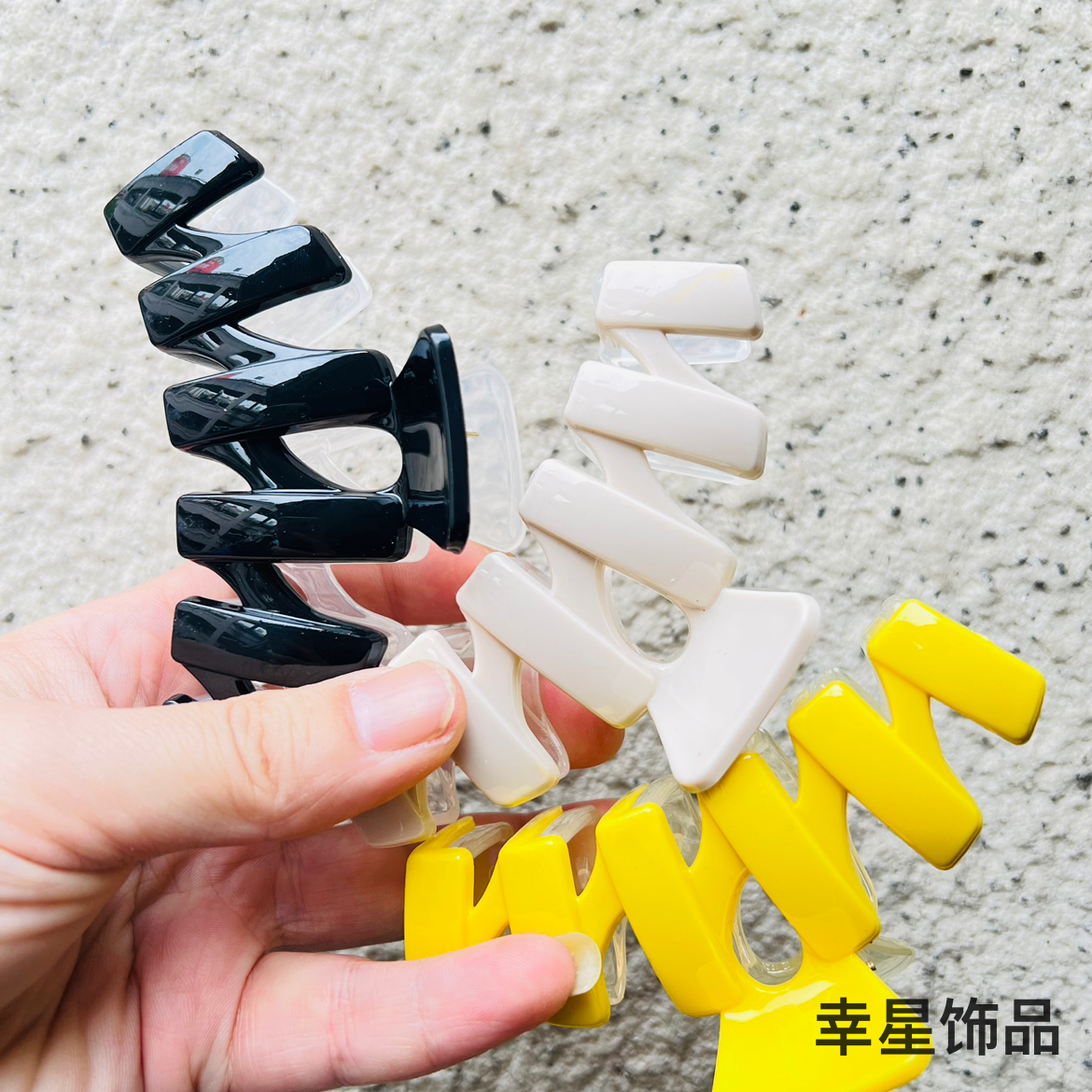 Yong Ai Jiu Ai two-color large shark clip, back head bun hair clip, bath grab clip, popular simple wavy hair accessory Item Picture