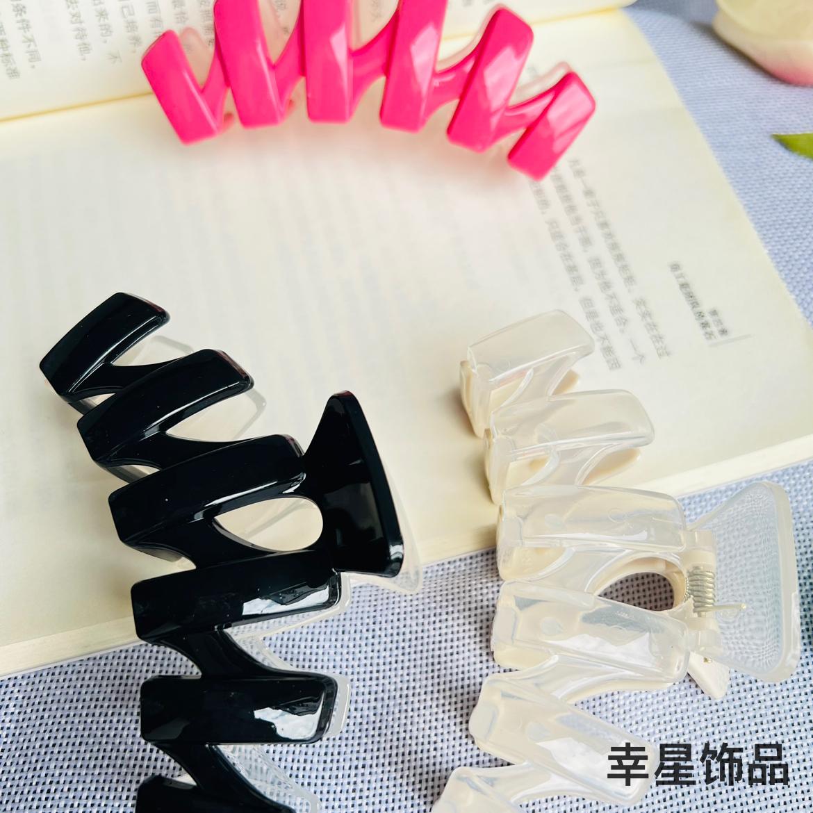 Yong Ai Jiu Ai two-color large shark clip, back head bun hair clip, bath grab clip, popular simple wavy hair accessory Application Scenario