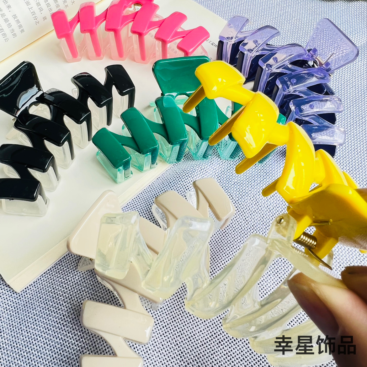 Yong Ai Jiu Ai two-color large shark clip, back head bun hair clip, bath grab clip, popular simple wavy hair accessory details Picture