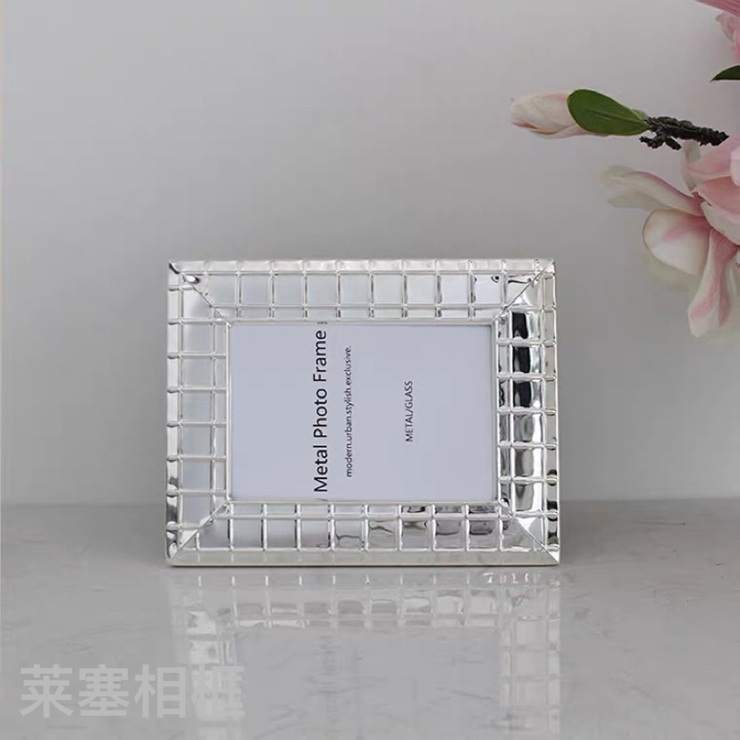 Large grid metal creative decorative items for home decoration, living room and bedroom handicrafts, photos, metal photo frames Application Scenario