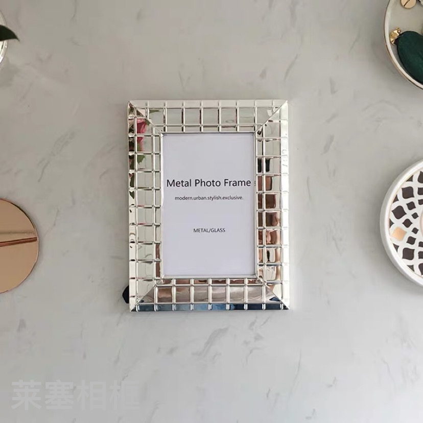 Large grid metal creative decorative items for home decoration, living room and bedroom handicrafts, photos, metal photo frames details Picture