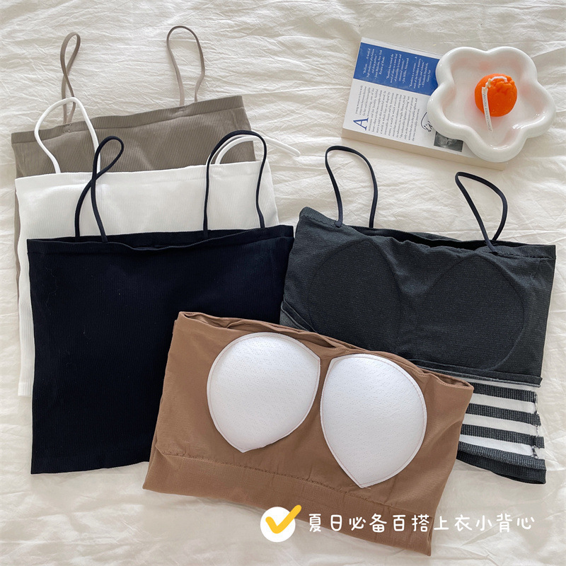 A chic little halter top for women to wear as an inner layer with the 2022 spring/summer new style, and a short top with a corset, chest pad and base layer Application Scenario