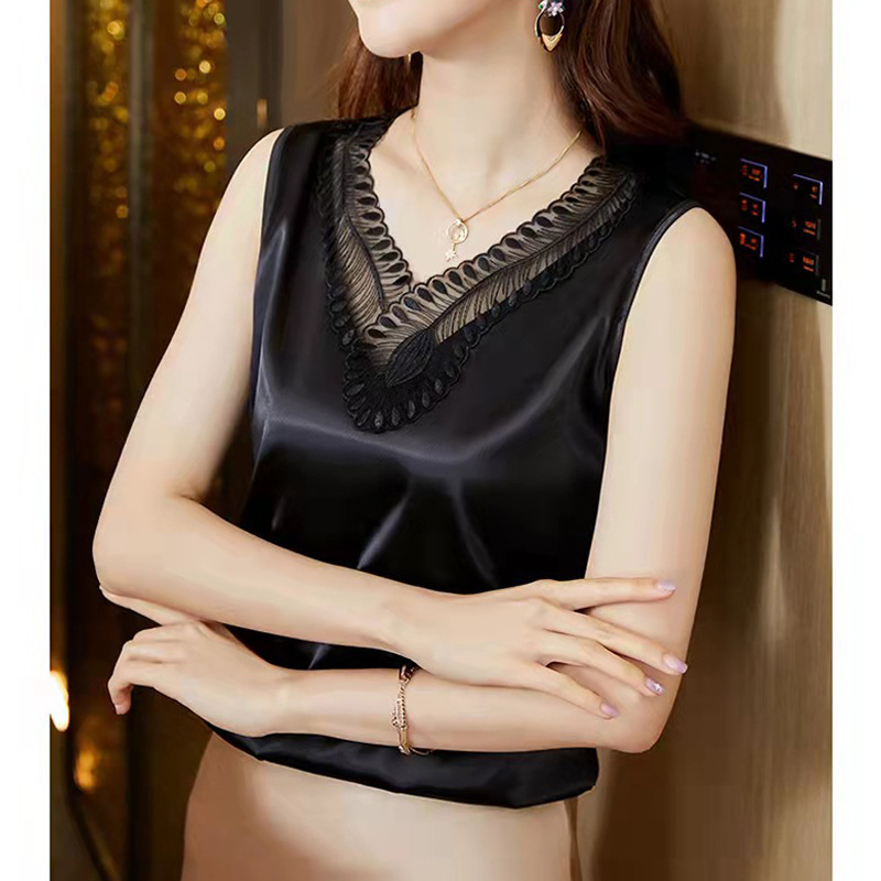 The new design style features a sexy lace patchwork suit and a high-end women's top with a high-elastic silk satin vest Application Scenario