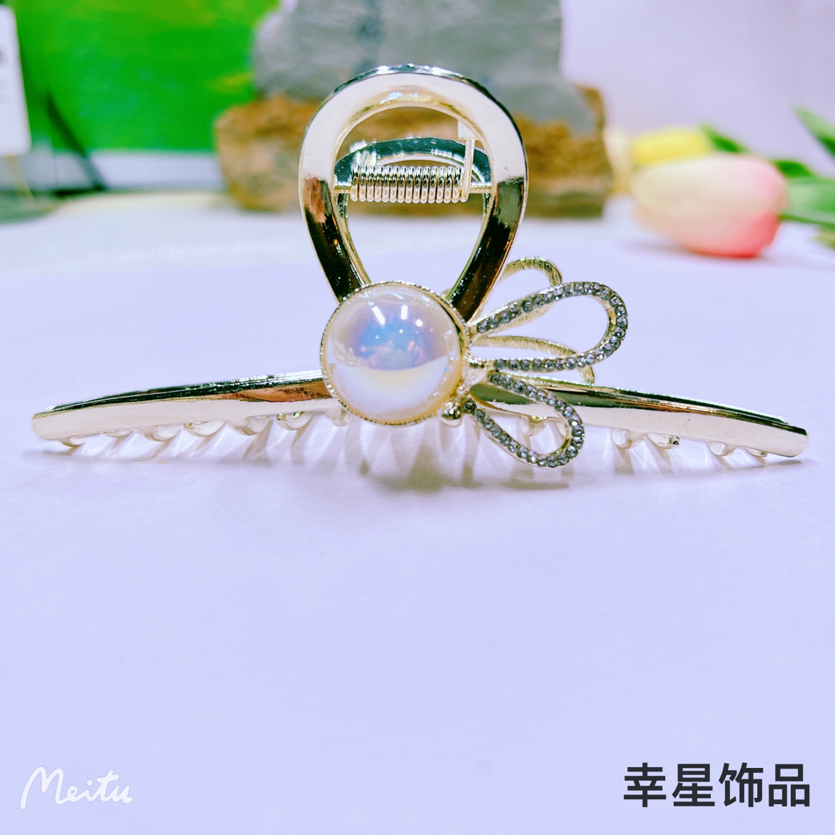 Yongaijiu Ai's new Spring/Summer versatile and popular large shark clip and pearl diamond headwear for the back of the head Application Scenario