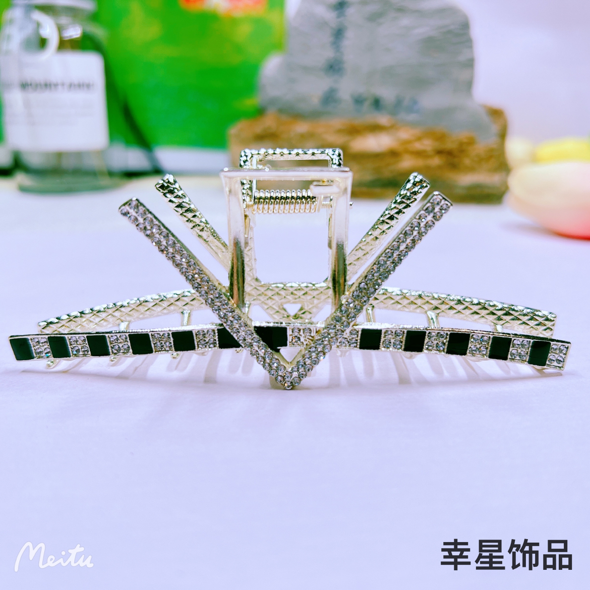 Yongaijiu Ai's new Spring/Summer versatile and popular large shark clip and pearl diamond headwear for the back of the head Item Picture