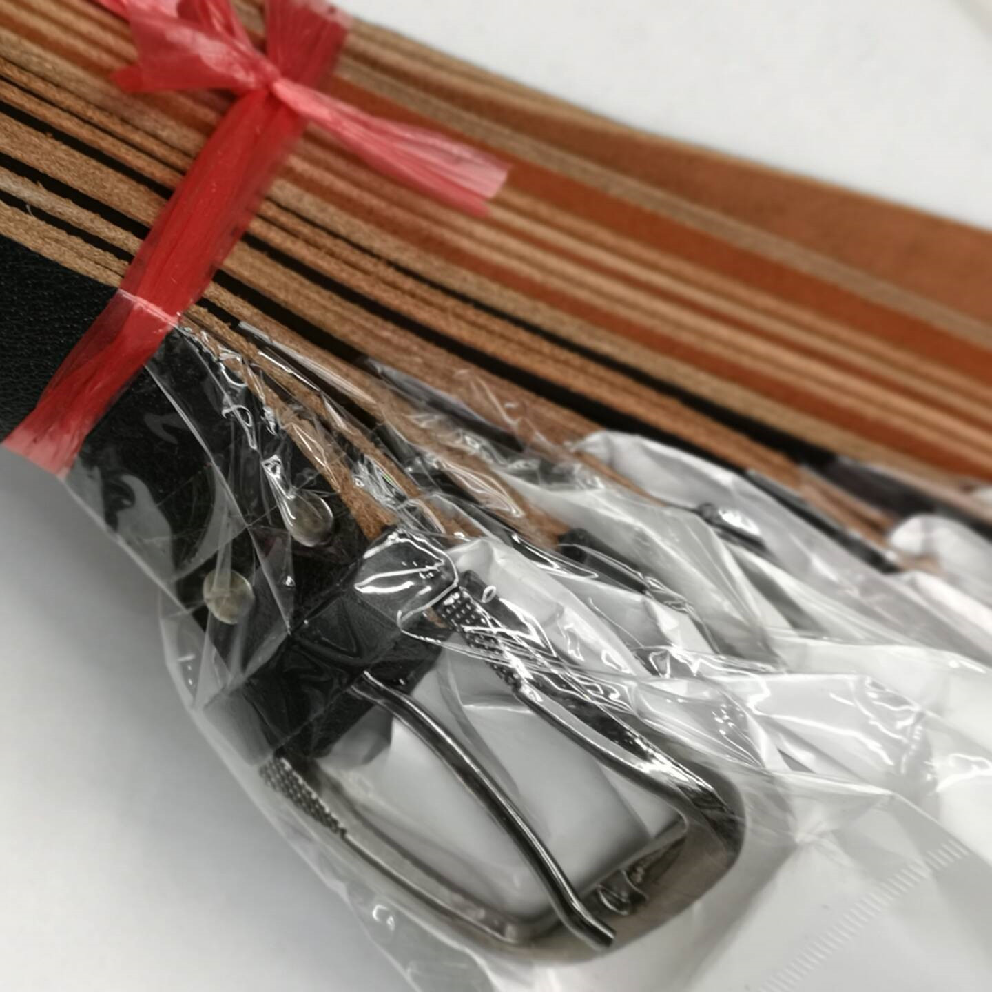 地摊热销男士真皮皮带 现割刀切牛皮 猪皮合金加厚针扣腰带 厂家 Application Scenario