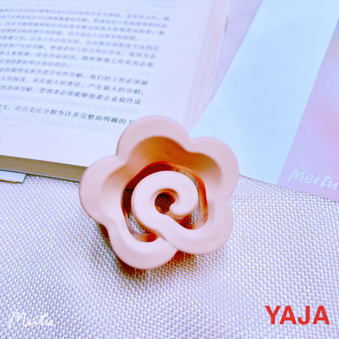 YAJA camellia hair clips are versatile for going out. The back of the head is a wavy hair clip, a stylish shark clip, a hair clip, and a headwear clip Specification image