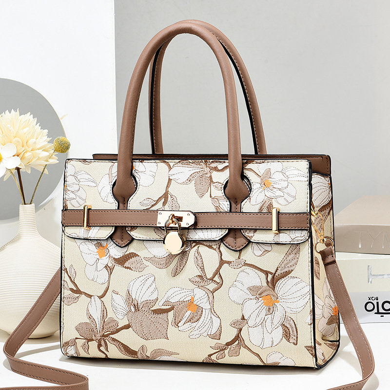 Yiding Bags: Women's bags, men's bags, wallets, handbags, travel bags, school bags, backpacks, computer bags, business briefcases Application Scenario
