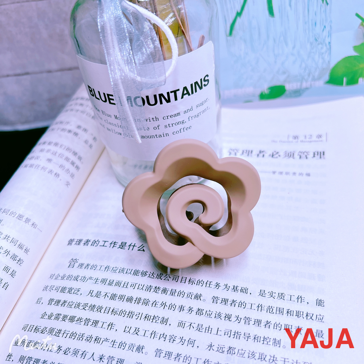 YAJA camellia hair clips are versatile for going out. The back of the head is a wavy hair clip, a stylish shark clip, a hair clip, and a headwear clip Application Scenario