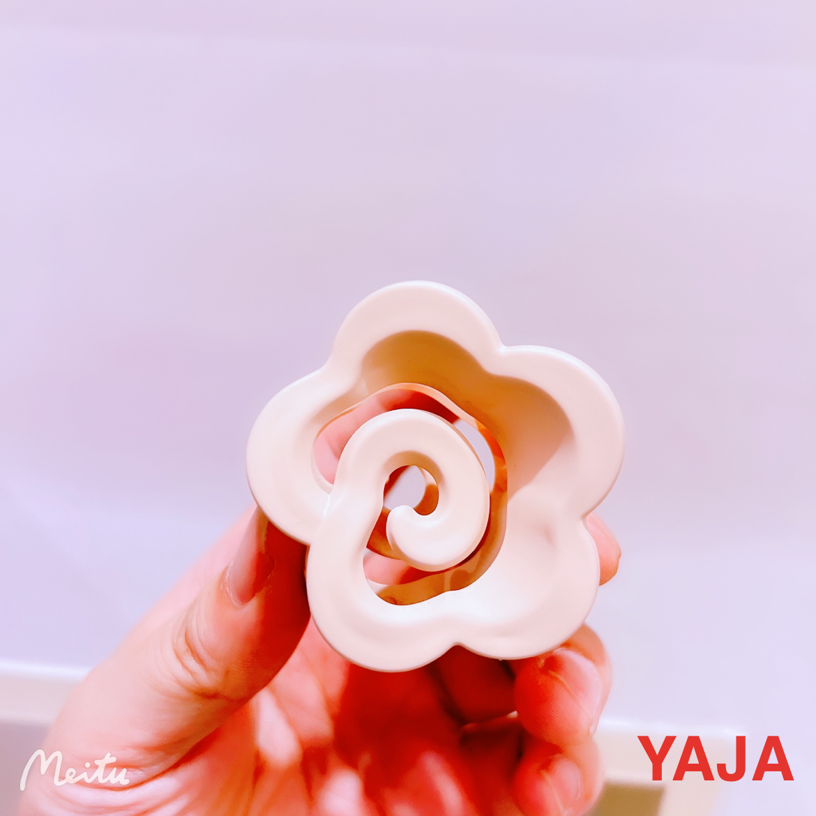 YAJA camellia hair clips are versatile for going out. The back of the head is a wavy hair clip, a stylish shark clip, a hair clip, and a headwear clip Item Picture