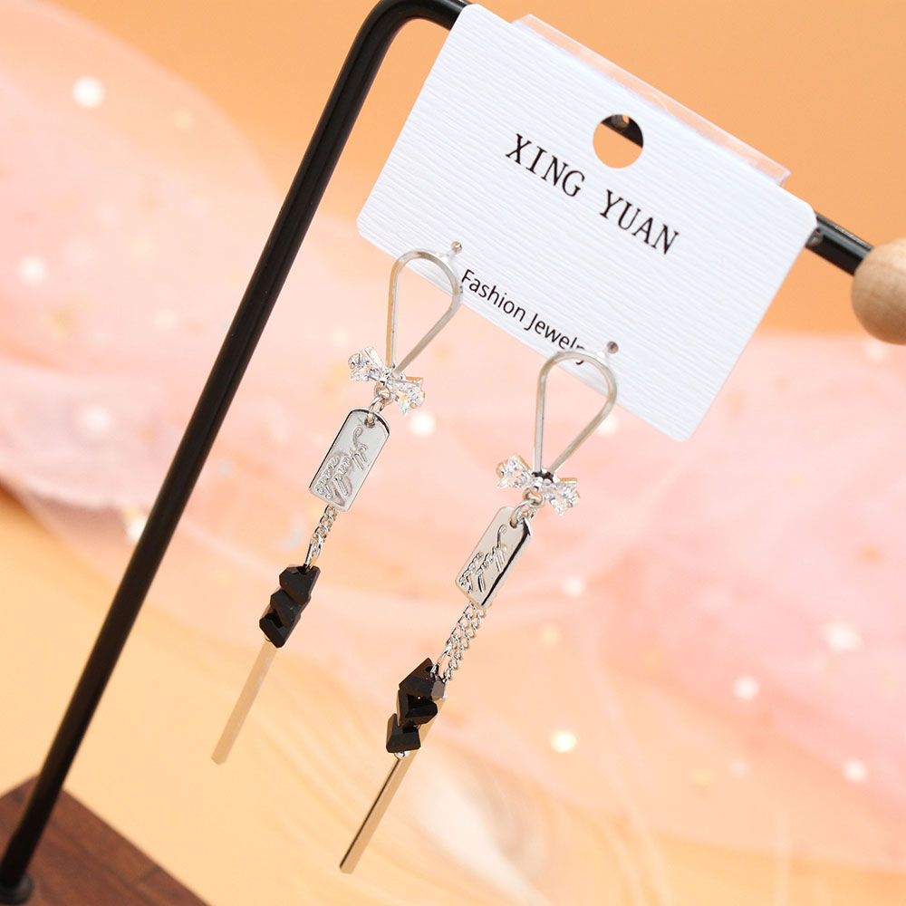 Pudding Station's stylish and elegant long tassel earrings are a versatile Korean accessory for women. They are perfect for slimming and round faces, exuding a sense of sophistication Specification image