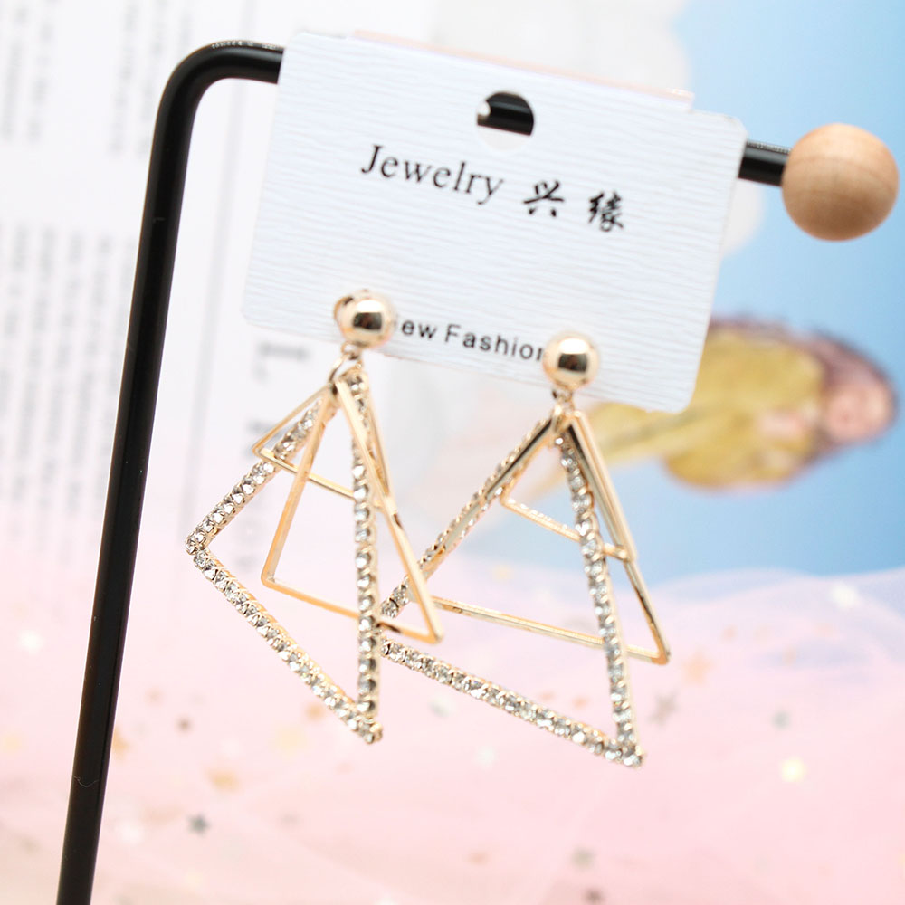 Pudding Station's stylish and elegant long tassel earrings are a versatile Korean accessory for women. They are perfect for slimming and round faces, exuding a sense of sophistication Item Picture