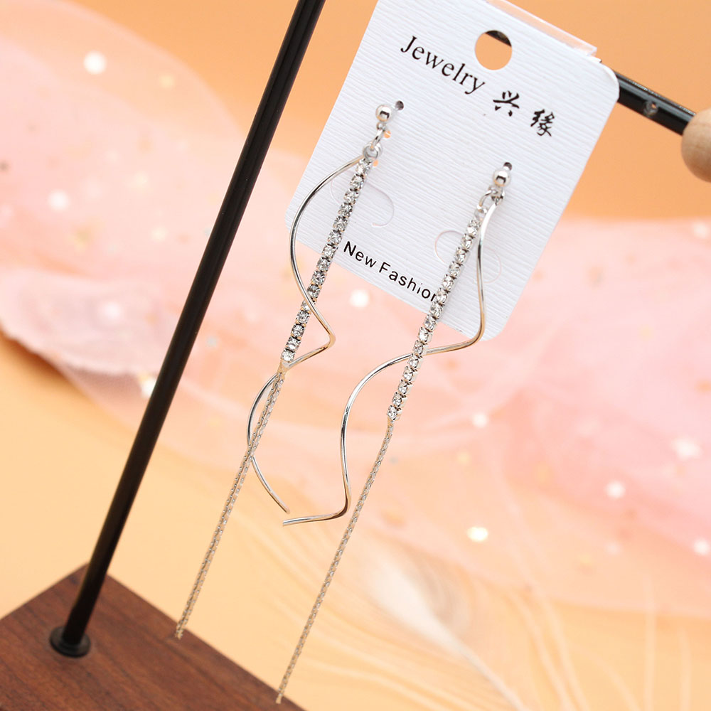Pudding Station's stylish and elegant long tassel earrings are a versatile Korean accessory for women. They are perfect for slimming and round faces, exuding a sense of sophistication Application Scenario
