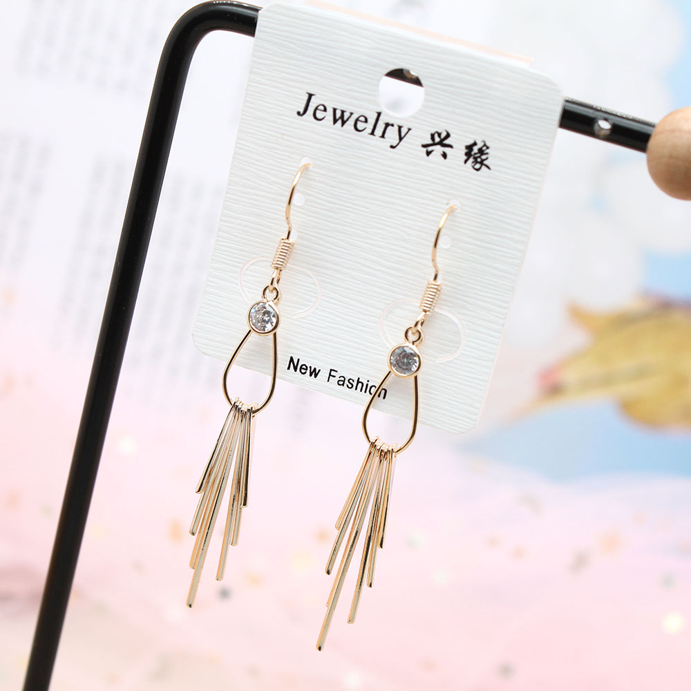 Pudding Station's stylish and elegant long tassel earrings are a versatile Korean accessory for women. They are perfect for slimming and round faces, exuding a sense of sophistication Specification image