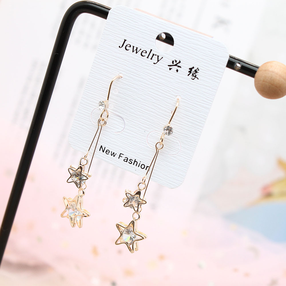 Pudding Station's stylish and elegant long tassel earrings are a versatile Korean accessory for women. They are perfect for slimming and round faces, exuding a sense of sophistication Application Scenario