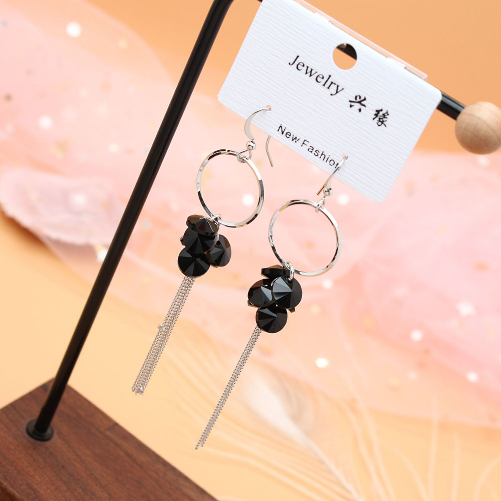 Pudding Station's stylish and elegant long tassel earrings are a versatile Korean accessory for women. They are perfect for slimming and round faces, exuding a sense of sophistication details Picture