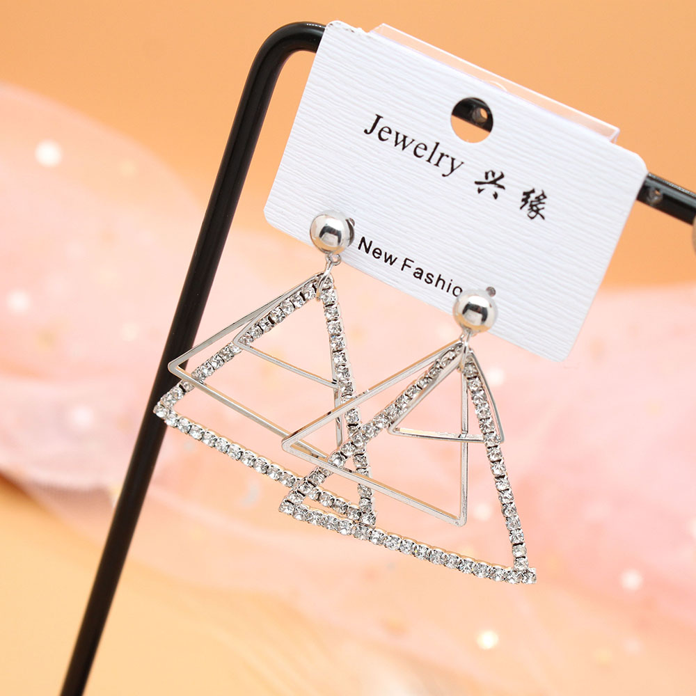 Pudding Station's stylish and elegant long tassel earrings are a versatile Korean accessory for women. They are perfect for slimming and round faces, exuding a sense of sophistication Item Picture