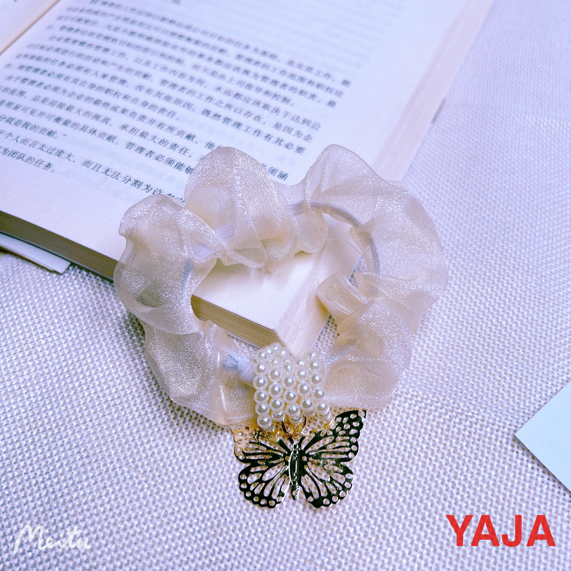 YAJA's pearl hair band, a sweet and fresh girl's hair tie, tied in a ponytail bun, and decorated with a pendant hair tie Item Picture