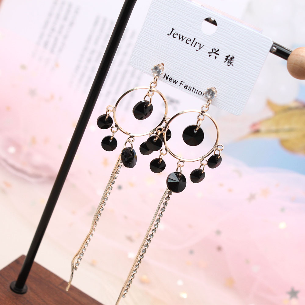 Pudding Station's stylish and elegant long tassel earrings are a versatile Korean accessory for women. They are perfect for slimming and round faces, exuding a sense of sophistication