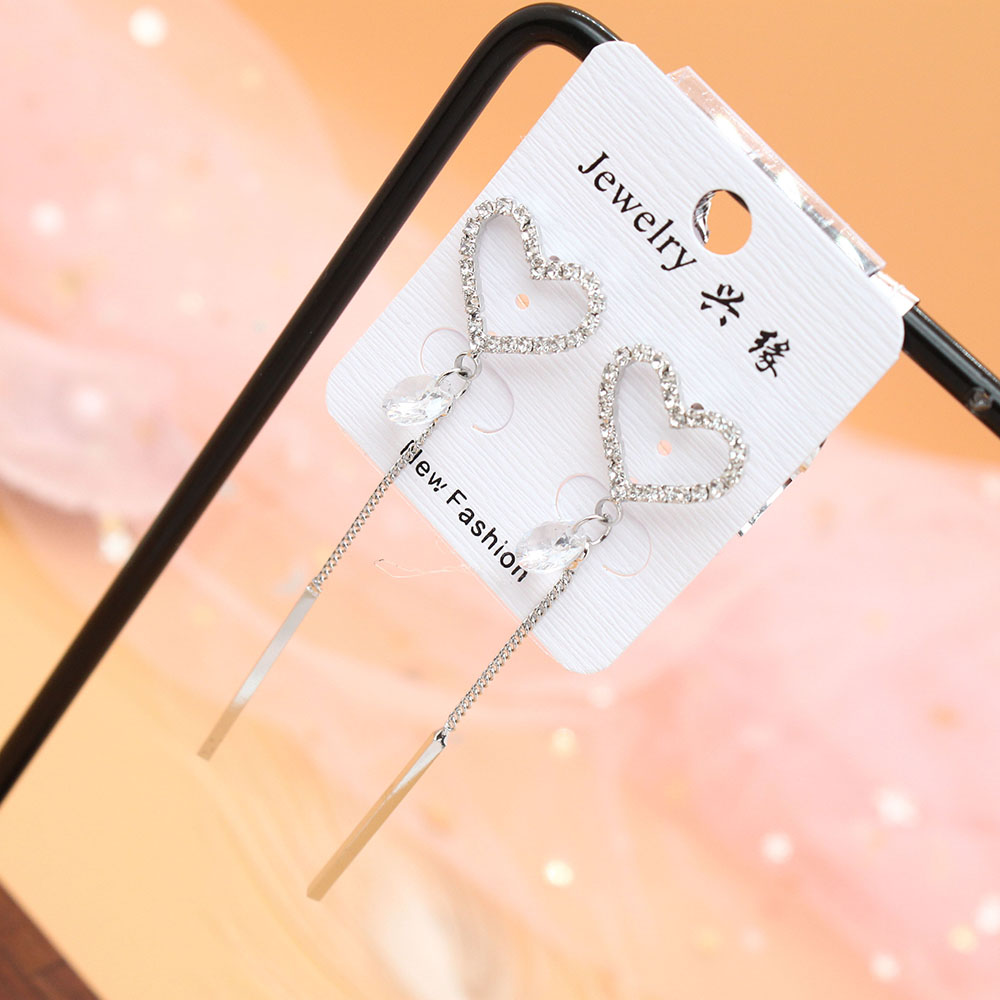 Pudding Station's stylish and elegant long tassel earrings are a versatile Korean accessory for women. They are perfect for slimming and round faces, exuding a sense of sophistication