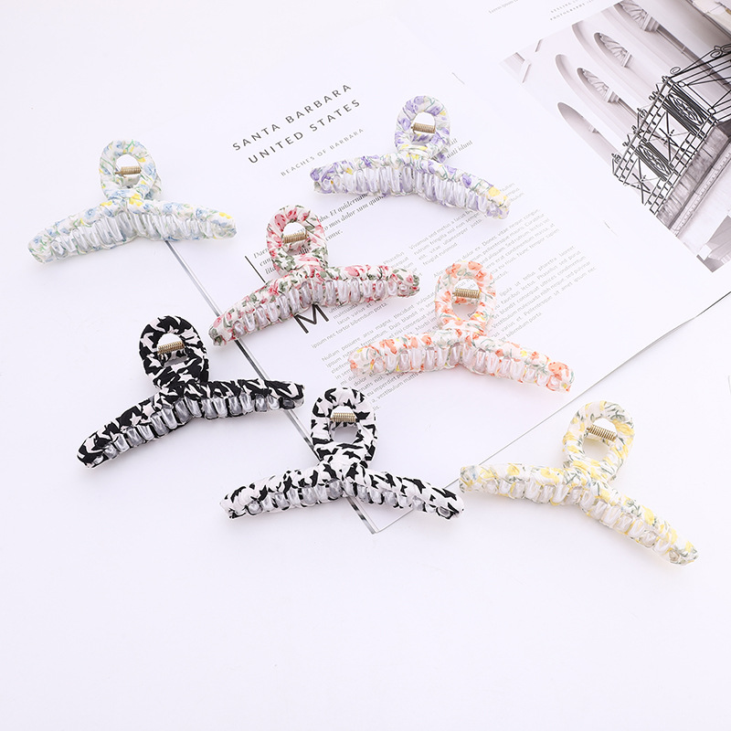 韩版发饰布艺抓夹日韩简约塑料洗澡镂空绕布发抓头饰赠品厂家批发