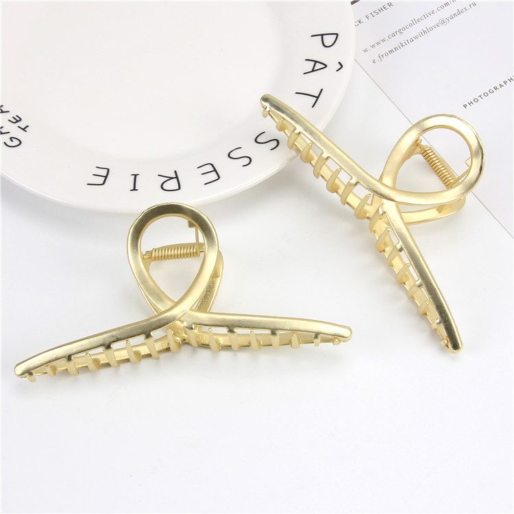 Metal hair clips for women, large Korean-style hair clips, shark clips, Korean back head hair clips, elegant and stylish hair clips Application Scenario