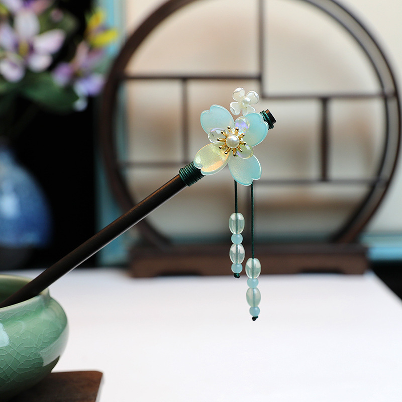Retro flower-patterned ebony hairpin for women, simple ancient-style hair accessory, tassel Hanfu, wooden hairpin headwear for women Application Scenario