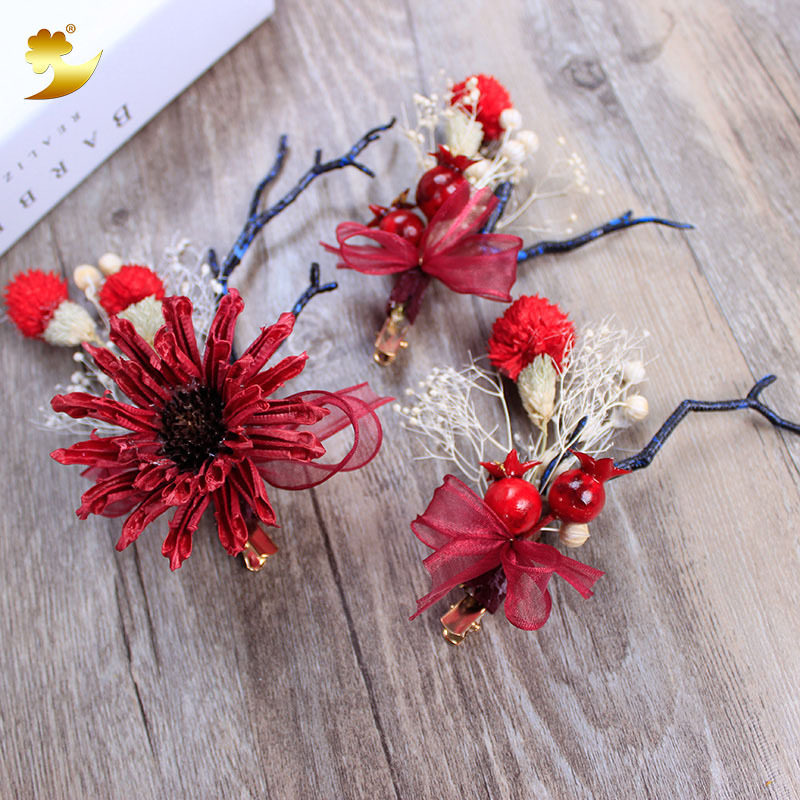 Bride's retro hairstyle wedding accessories, Xiuhe red fruit love grass bouquet headwear, female wedding simulation antler accessories details Picture