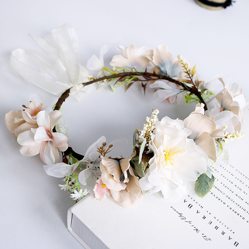 Korean-style wedding bride's headwear, realistic flower wreath, forest-themed camellia flower wreath, fresh and sweet, princess hair accessory, beautiful hair band details Picture