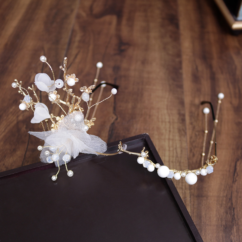 Simple European and American accessories for foreign trade, wedding and travel souvenirs, personalized and trendy glasses, white tassel and pearl-shaped hair accessories Application Scenario