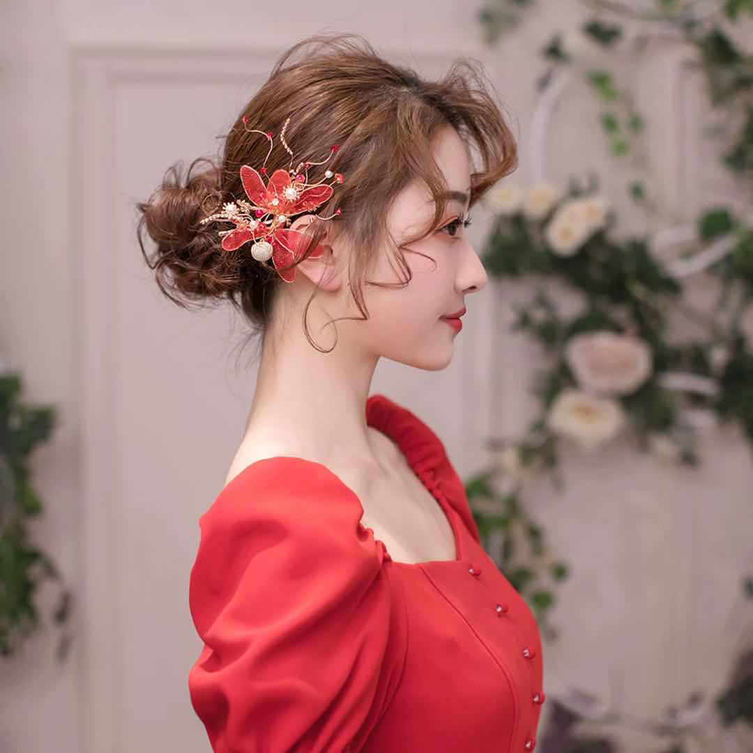 Xiuhe's new headwear features a large red mesh, copper wire lace, twisted wire, diamond chain hair clip, and golden branch plum blossom edge clip for brides