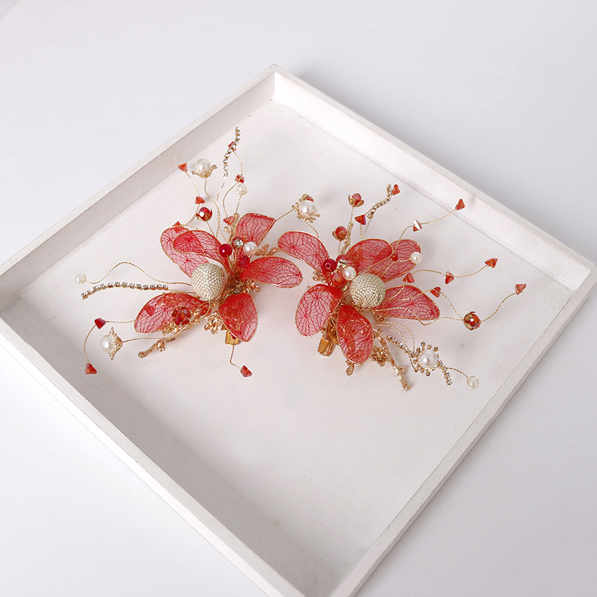 Xiuhe's new headwear features a large red mesh, copper wire lace, twisted wire, diamond chain hair clip, and golden branch plum blossom edge clip for brides Application Scenario