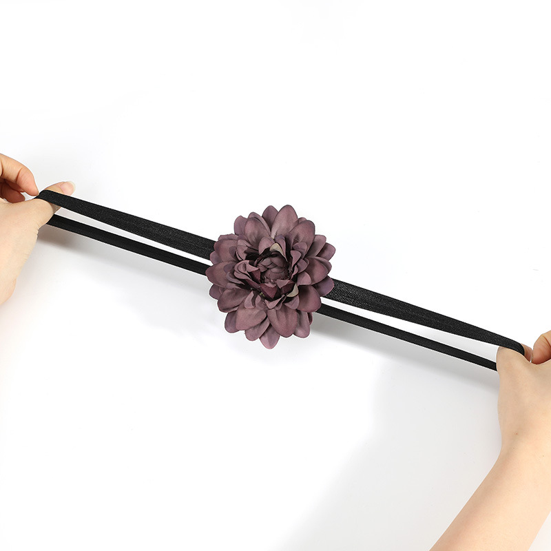 Korean-style fashionable fabric handcrafted flower headband wedding and festival headwear decoration, paired with retro girl hair bands and hair accessories Application Scenario