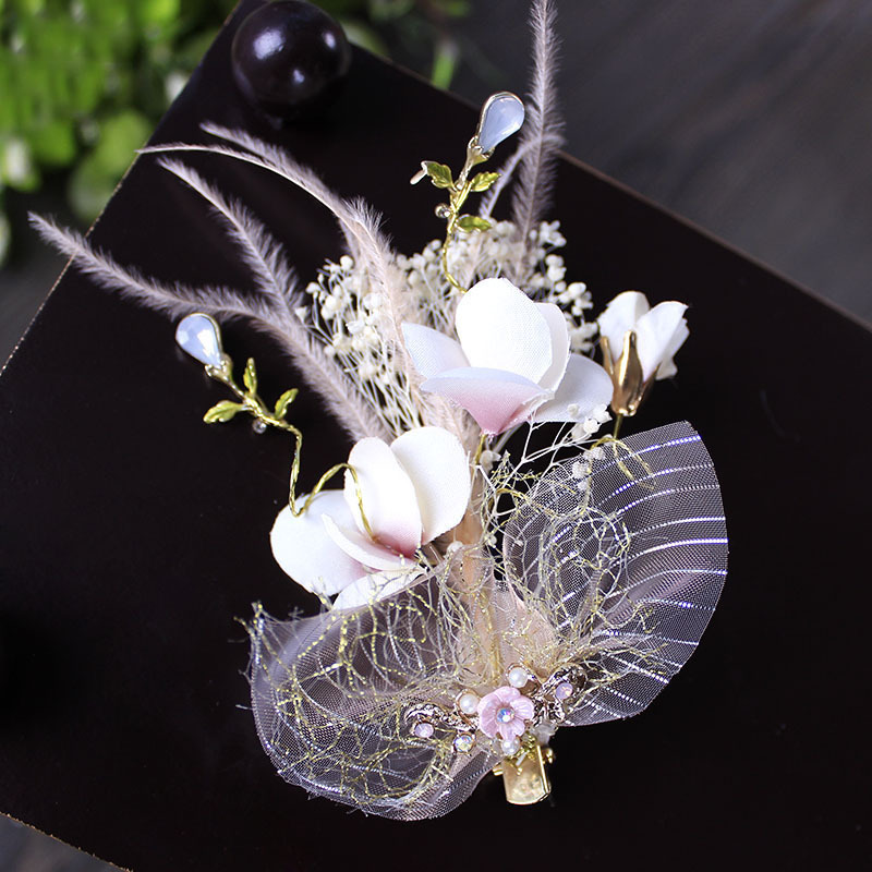 The bride's hair clip features a starry sky dried flower pink feather fringe, presenting a super fairy-like star street style women's hair accessory Application Scenario